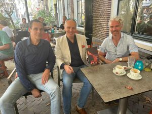 Boris Eustatia ontmoet Kees Schafrat en Paul van der Rijt bij café Jozef aan het Mariaplein in Utrecht